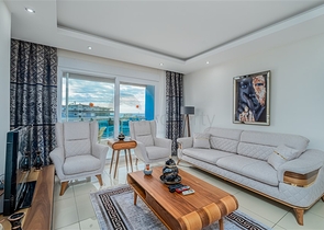 Трехкомнатная квартира с видом на горы и море