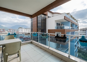 Трехкомнатная квартира с видом на горы и море