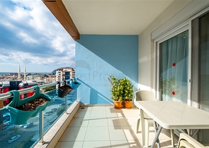 Трехкомнатная квартира с видом на горы и море