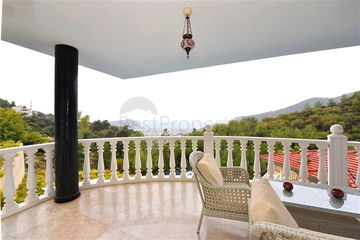 Меблированная вилла с панорамным видом в самом центре Алании