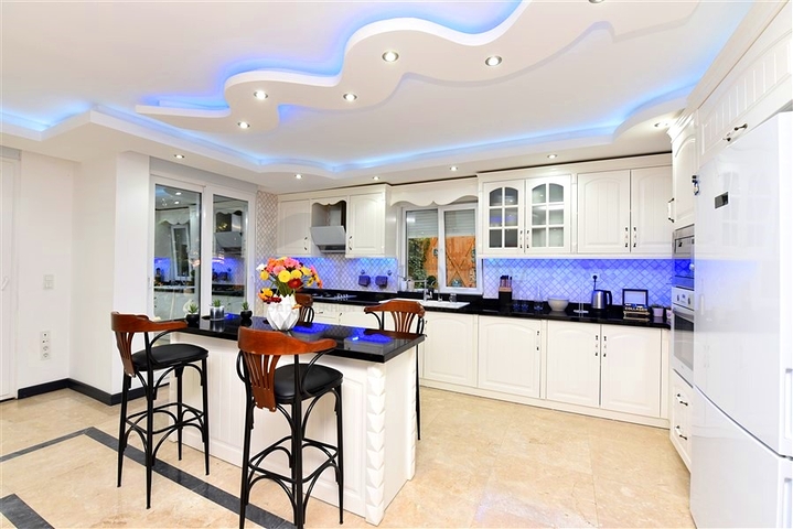 Меблированная вилла с панорамным видом в самом центре Алании