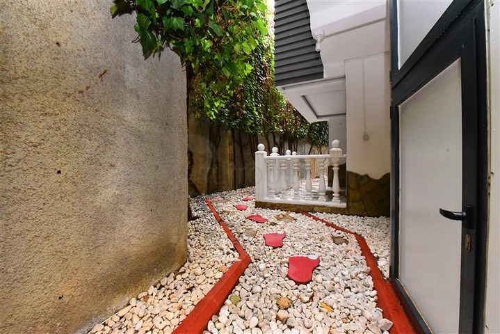 Меблированная вилла с панорамным видом в самом центре Алании