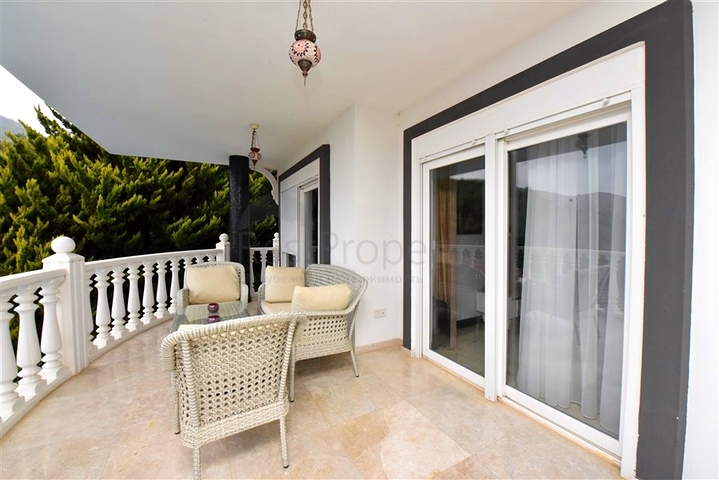 Меблированная вилла с панорамным видом в самом центре Алании