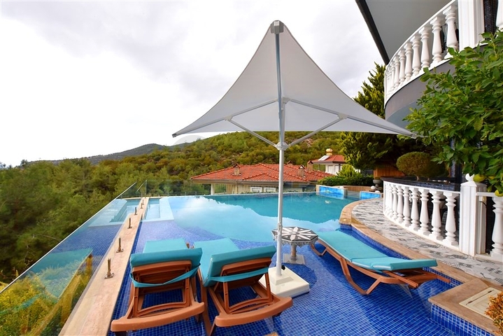 Меблированная вилла с панорамным видом в самом центре Алании