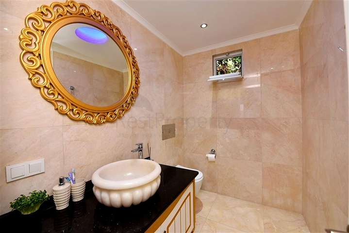 Меблированная вилла с панорамным видом в самом центре Алании