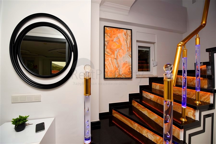 Меблированная вилла с панорамным видом в самом центре Алании