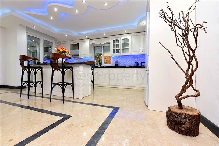 Меблированная вилла с панорамным видом в самом центре Алании