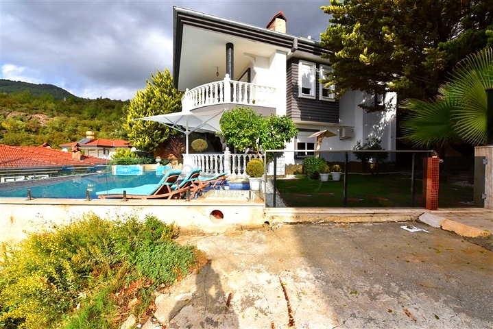 Меблированная вилла с панорамным видом в самом центре Алании