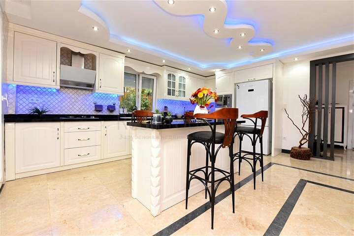 Меблированная вилла с панорамным видом в самом центре Алании