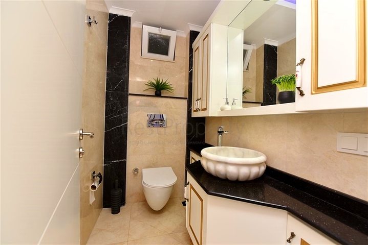 Меблированная вилла с панорамным видом в самом центре Алании