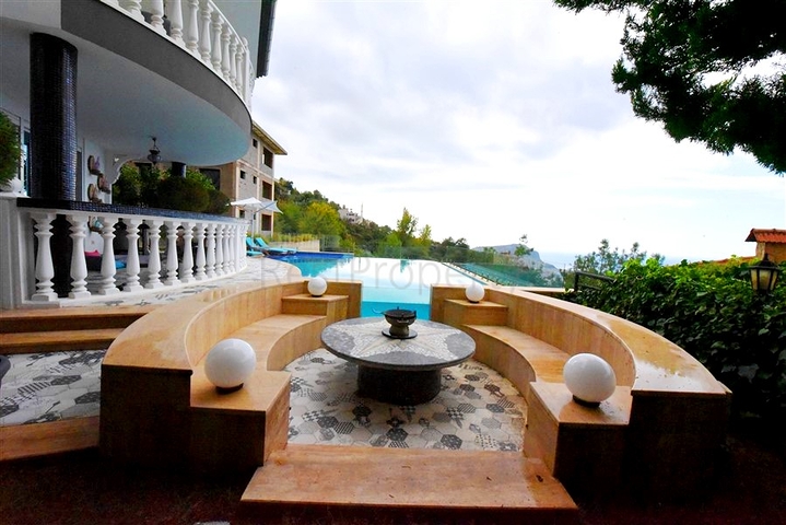 Меблированная вилла с панорамным видом в самом центре Алании