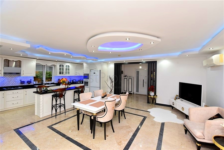 Меблированная вилла с панорамным видом в самом центре Алании