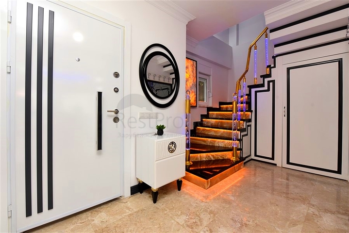 Меблированная вилла с панорамным видом в самом центре Алании