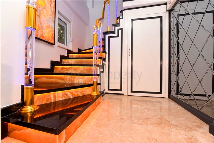 Меблированная вилла с панорамным видом в самом центре Алании