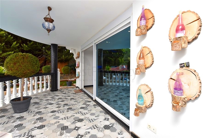 Меблированная вилла с панорамным видом в самом центре Алании