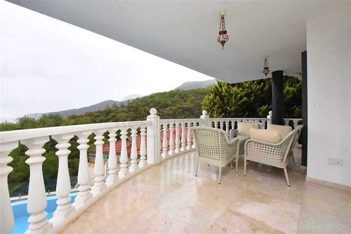 Меблированная вилла с панорамным видом в самом центре Алании