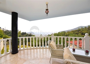 Меблированная вилла с панорамным видом в самом центре Алании