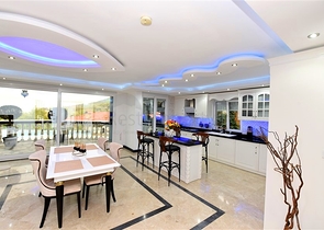 Меблированная вилла с панорамным видом в самом центре Алании