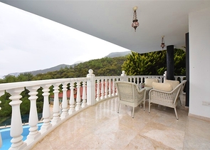 Меблированная вилла с панорамным видом в самом центре Алании