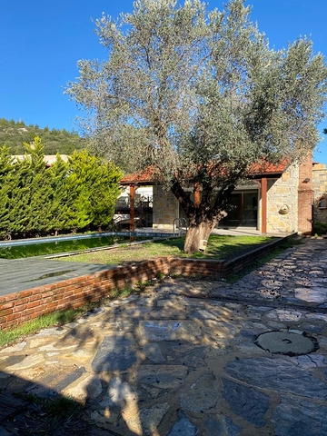 Частная вилла в окружении природы в районе Торба