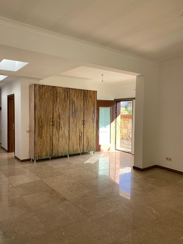 Частная вилла в окружении природы в районе Торба