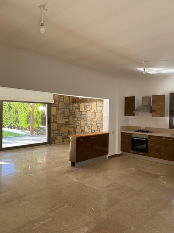 Частная вилла в окружении природы в районе Торба