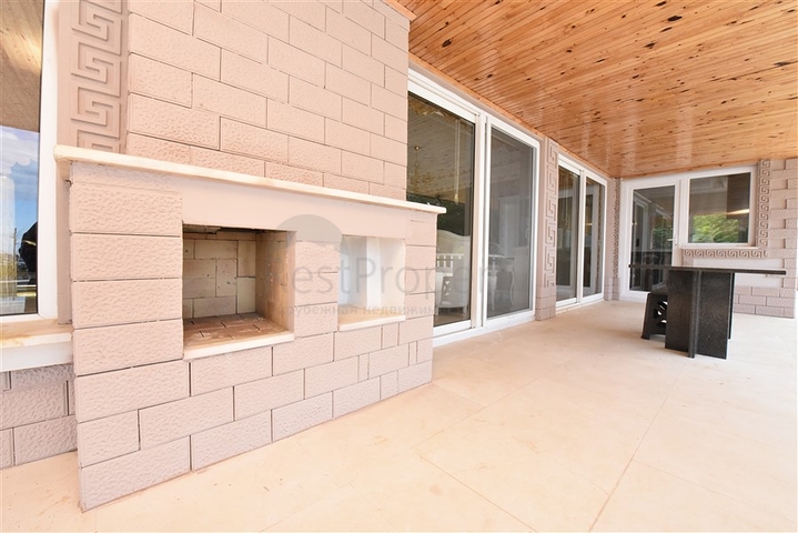 Шикарный дом с собственным бассейном и садом в районе Демирташ