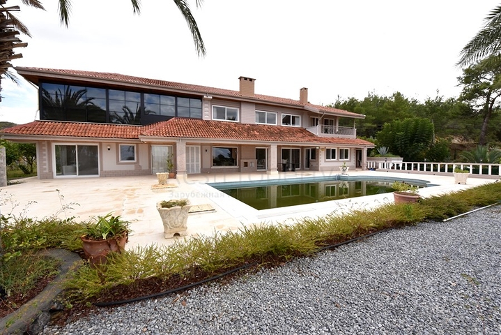 Шикарный дом с собственным бассейном и садом в районе Демирташ