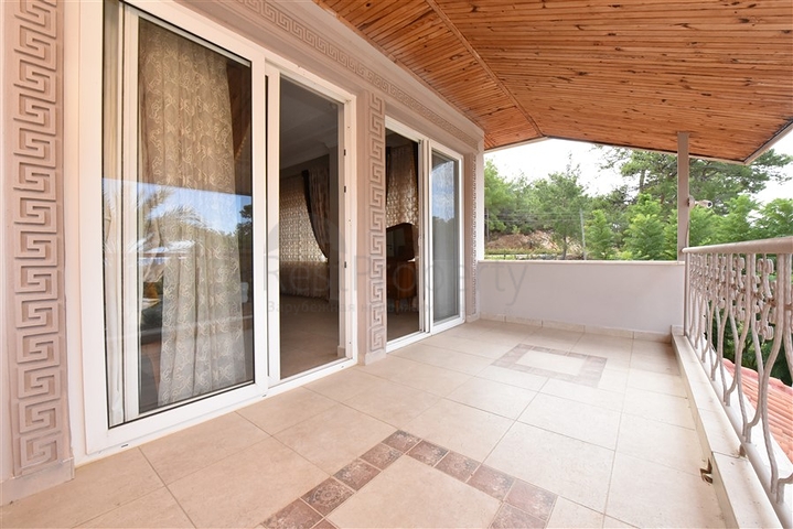 Шикарный дом с собственным бассейном и садом в районе Демирташ