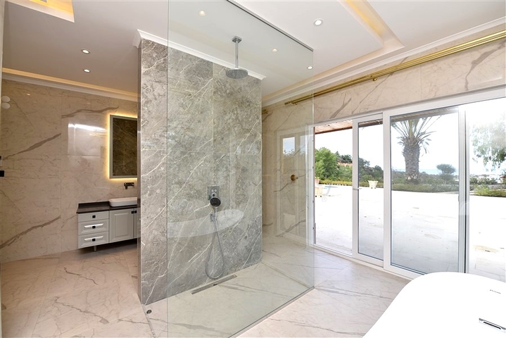 Шикарный дом с собственным бассейном и садом в районе Демирташ