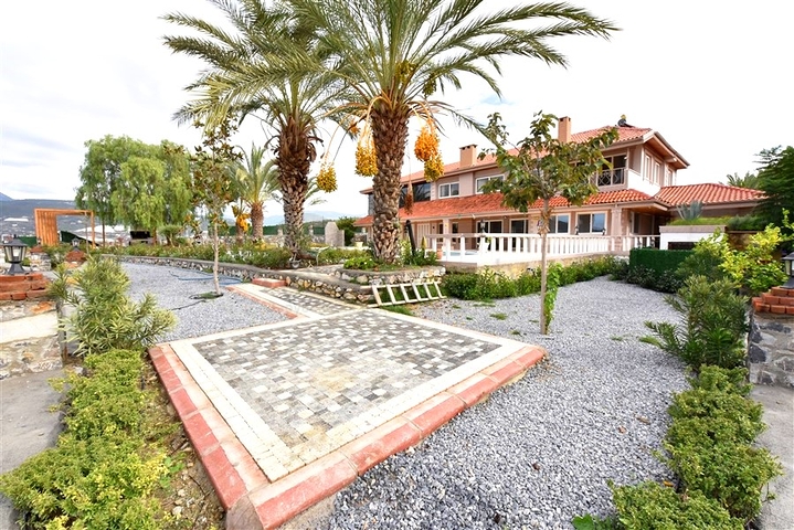 Шикарный дом с собственным бассейном и садом в районе Демирташ