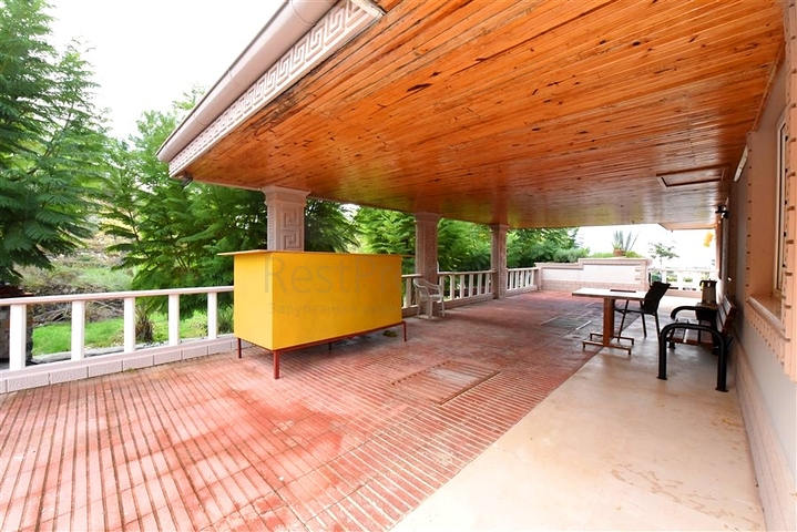 Шикарный дом с собственным бассейном и садом в районе Демирташ