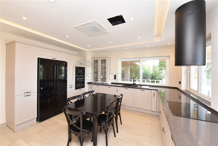 Шикарный дом с собственным бассейном и садом в районе Демирташ