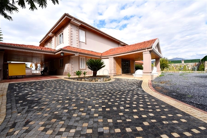 Шикарный дом с собственным бассейном и садом в районе Демирташ