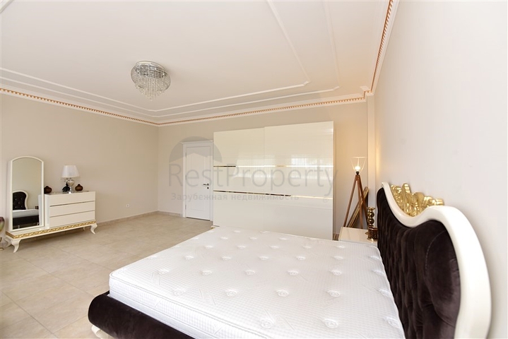 Шикарный дом с собственным бассейном и садом в районе Демирташ