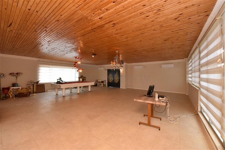 Шикарный дом с собственным бассейном и садом в районе Демирташ