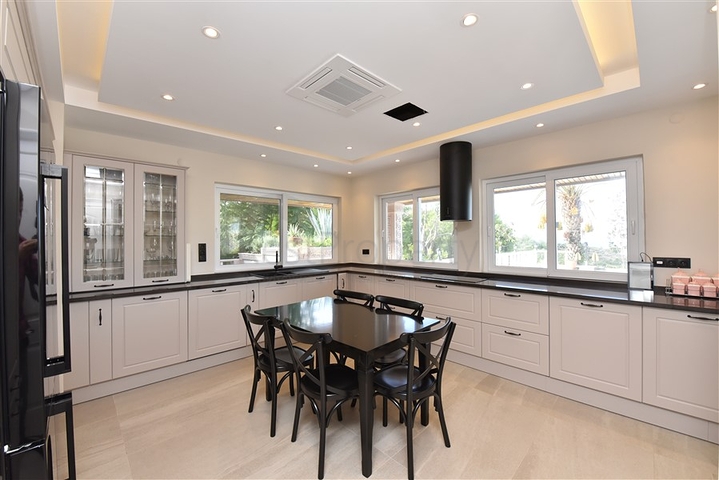 Шикарный дом с собственным бассейном и садом в районе Демирташ