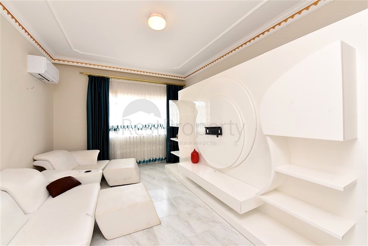 Шикарный дом с собственным бассейном и садом в районе Демирташ