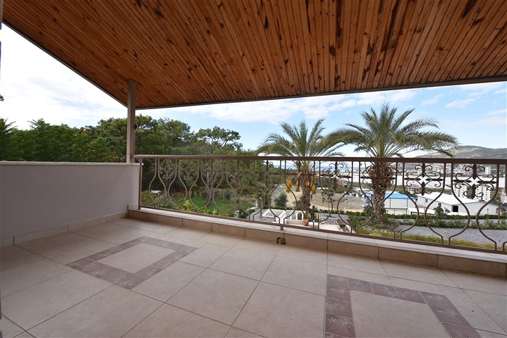 Шикарный дом с собственным бассейном и садом в районе Демирташ