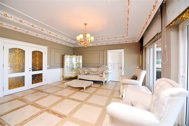 Шикарный дом с собственным бассейном и садом в районе Демирташ