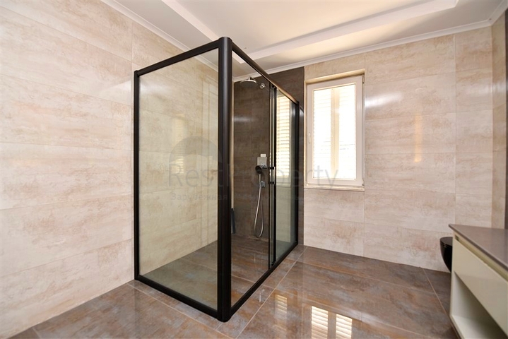 Шикарный дом с собственным бассейном и садом в районе Демирташ