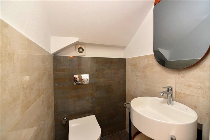 Шикарный дом с собственным бассейном и садом в районе Демирташ