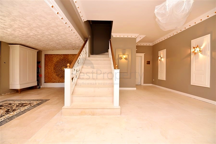 Шикарный дом с собственным бассейном и садом в районе Демирташ