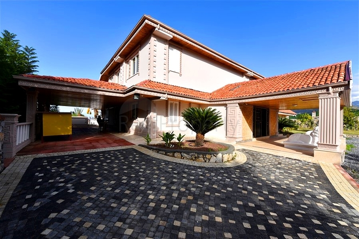 Шикарный дом с собственным бассейном и садом в районе Демирташ