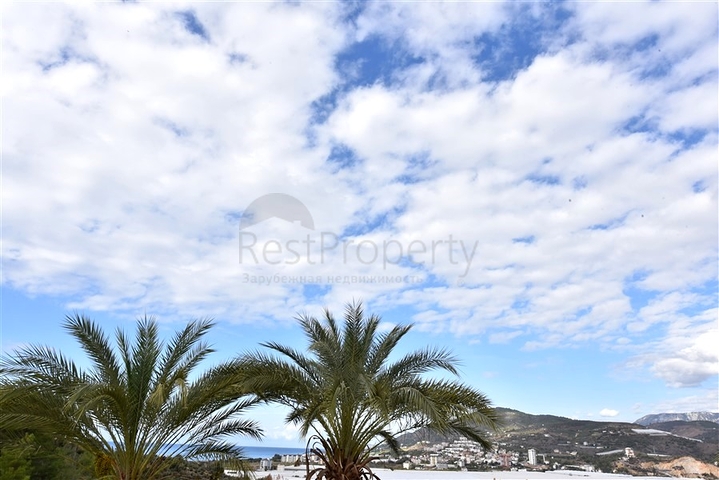 Шикарный дом с собственным бассейном и садом в районе Демирташ