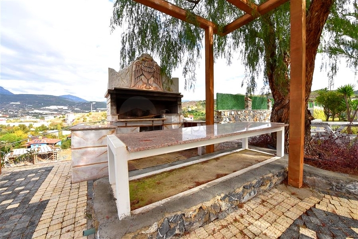 Шикарный дом с собственным бассейном и садом в районе Демирташ