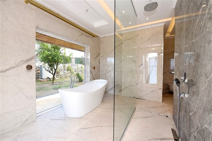 Шикарный дом с собственным бассейном и садом в районе Демирташ