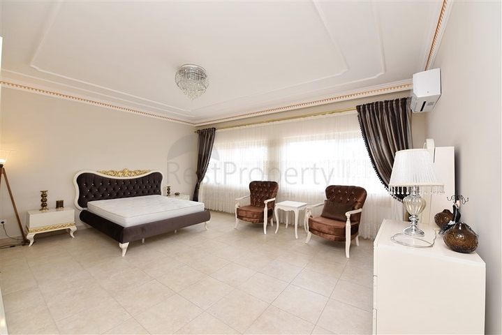 Шикарный дом с собственным бассейном и садом в районе Демирташ