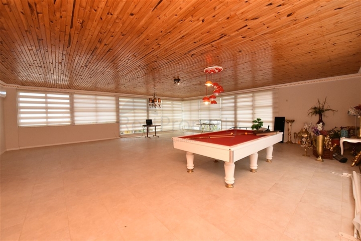 Шикарный дом с собственным бассейном и садом в районе Демирташ