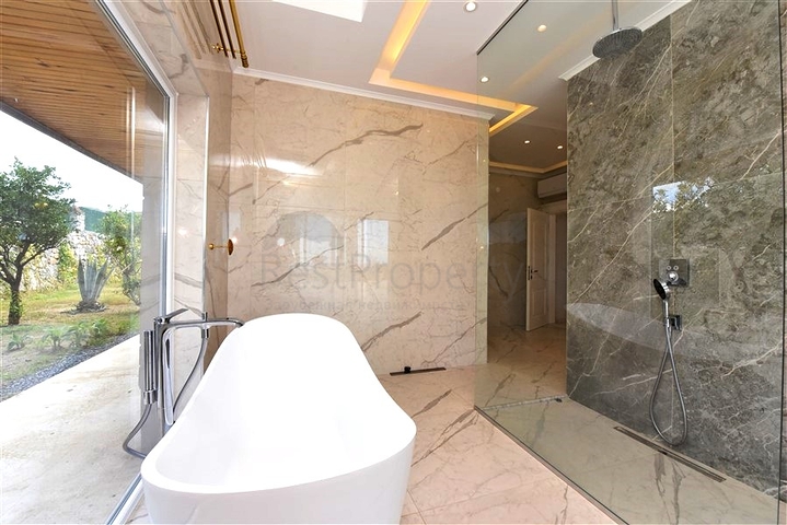 Шикарный дом с собственным бассейном и садом в районе Демирташ